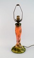 Legras, 
Frankrig. Stor 
art nouveau 
bordlampe i 
mundblæst 
kunstglas med 
overfang 
udskåret med 
...