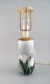 Royal Copenhagen bordlampe i håndmalet porcelæn med blomstermotiver. 1920