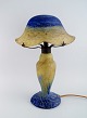 Daum Nancy, Frankrig. Stor art deco "Verre de jade" bordlampe i blåt og grønt 
mundblæst kunstglas med bladformet skærmholder. Dateret 1919-23.
