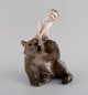 Royal 
Copenhagen 
porcelænsfigur. 
Faun trækker 
bjørn i øret. 
Modelnummer 
1804. 
1920'erne.
Måler: ...