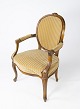 Rokoko armstol 
af lyst træ og 
polsteret med 
lyst velour 
stof fra 
1920erne. 
Stolen er i 
flot ...