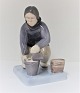 Bing & 
Grøndahl. 
Porcelænsfigur. 
Grønlandsk 
kvinde med 
spand. Model 
2416. Højde 
20,5 cm. (2 ...