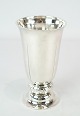 Vase af 
tretårnet sølv.
20.5 x 11 cm. 
