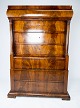 Chiffoniere af 
mahogni med 
udskæringer i 
stilen Sen 
Empire fra 
1840erne.
H - 150.5 cm, 
B - 56 ...