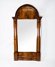 Højt spejl af 
poleret 
mahogni, i flot 
stand fra 
1860erne.
H - 149.5 cm, 
B - 80 cm og D 
- 6.5 cm.