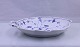 Bladformet fad f porcelæn fra stellet Blåmalet. Nr. 199.Musselmalet fad med ...