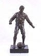 Figur af 
fodboldspiller, 
udført i 
bronze. Figuren 
er uden navn og 
signatur
Udført i ...