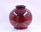 Keramik vase, 
der er glaseret 
okseblodsrød. 
Vasens facon er 
kuglerund.
Der er ingen 
signatur på ...