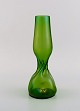 Pallme-König 
art nouveau 
vase i grønt 
mundblæst 
kunstglas. Ca. 
1910.
Måler: 25 x 11 
cm.
I flot ...