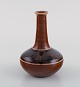 Kähler, HAK. 
Smalhalset vase 
i glaseret 
keramik. 
Geometrisk 
mønster på brun 
baggrund. ...