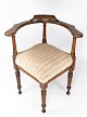 Antik armstol 
af eg og 
polstret med 
lyst stof fra 
1930erne. 
Stolen er i 
flot antik 
stand. 
H - ...