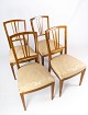 Et sæt af fire 
spisestuestole 
af mahogni med 
intarsia og 
polstret med 
lyst stof fra 
1920erne. ...
