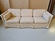 Blomstret sofa 
fra 1990erne. 
H 75cm B 218cm 
D 84cm 
Sædehøjde 42cm