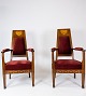 Sæt af to 
armstole af 
valnød med 
intarsia og 
polstret med 
rød velour fra 
omkring 1910. 
Stolene ...
