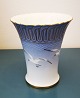 Vase i porcelæn 
fra B&G 
mågestellet 
designet af 
Fanny Garde for 
Bing & 
Grøndahl. 
Tillige ...