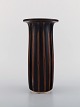 Stig Lindberg for Gustavsberg Studiohand. Vase i glaseret keramik. Smuk glasur i 
brune nuancer med stribet design. Midt 1900-tallet.
