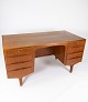 Dette 
skrivebord er 
et tidløst 
stykke dansk 
design fra 
1960'erne, 
lavet af 
teaktræ. Det 
har en ...