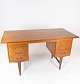 Dette 
skrivebord er 
et eksempel på 
dansk design 
fra 1960'erne 
og er lavet af 
teaktræ, 
hvilket ...