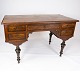 Skrivebord af 
nøddetræ, i 
flot antik 
stand fra 
1860erne. 
H - 77 cm, B - 
128 cm og D - 
65 cm.