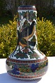 Annaburg 
stentøjsfabrik 
1895-1945 
Stor håndmalet 
vase dekoreret 
med fugle og 
blomsterblade, 
...