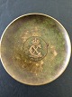 Tinos Bronze:
Bordfad med HM 
Kong Christian 
X's kronede 
monogram.
Grønpatineret 
bronze.
Bagpå ...