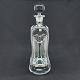 Højde 32 cm.
Klukflaske i 
klart glas med 
kuglerund prop 
fra Holmegaard.
Klukflasken er 
et af ...