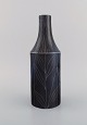Mari Simmulson 
(1911-2000) for 
Upsala-Ekeby. 
Vase i glaseret 
stentøj 
dekoreret med 
bladværk. ...