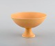 Europæisk 
studio 
keramiker. 
Unika skål på 
fod i glaseret 
keramik. Smuk 
glasur i lyse 
gule ...