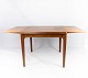 Spisebord med 
udtræk i teak 
designe af 
Henning 
Kjærnulf fra 
1960erne. 
Bordet er i 
flot brugt ...