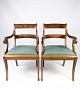Et sæt af 
armstole i 
mahogni og 
polstret med 
mørkt stof, 
begge er i flot 
antik stand fra 
...
