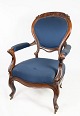 Antik armstol 
af mahogni og 
polstret med 
blåt stof fra 
1880.  Stolen 
er i flot brugt 
stand og ...
