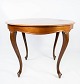Rundt spisebord 
af mahogni med 
intarsia af 
valnød, i flot 
brugt stand fra 
1880. 
H - 73 cm og 
...