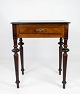 Sidebord i 
mahogni med 
intarsia af 
valnød og 
ibenholt, i 
flot antik 
stand fra 1860. 

H - 69 cm, ...