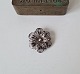 Sweet little 
filigree brooch 
in silver
Stamp: 925
Diameter 3 cm.