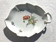 Bing & 
Grøndahl, 
Saksisk blomst 
på hvidt 
porcelæn, 
Bladfad #B&G, 
24cm bred *Pæn 
stand*