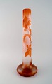 Kolossal antik 
Emile Gallé 
vase i matteret 
kunstglas med 
orange overfang 
udskåret i form 
af ...