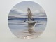 Bing & Grøndahl 
platte 
dekoreret med 
sejlbåd og 
jolle.
Af 
fabriksmærket 
ses det, at 
denne er ...
