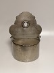 Saltkar af tinDateret 1842Højde 27,5cm Længde 21cm. Dybde 12,5cm.