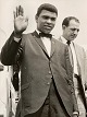 Den 24 år gamle 
verdensmester i 
heavyweight 
Muhammad Ali 
(Cassius Clay) 
vinker ved 
ankomsten til 
...