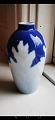 Art Nouveau: 
Vase i porcelæn 
fra den norske 
porcelænsfabrik 
Porsgrund. 
Dekoreret i 
blåt med ...