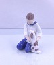 Bing & 
Grøndahl. 
Figur, nr. 
2334. Dreng med 
Hund, figuren 
er en blå/hvid 
figur. 
Figuren er 1. 
...