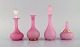 To vaser og to 
flakoner i 
lyserødt 
mundblæst 
kunstglas 
dekoreret med 
24 karat 
bladguld. 
Italien, ...