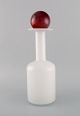 Otto Brauer for 
Holmegaard. 
Vase/flaske i 
hvidt kunstglas 
med rød kugle. 
1960'erne. 
Måler: ...