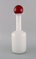 Otto Brauer for 
Holmegaard. 
Vase/flaske i 
hvidt kunstglas 
med rød kugle. 
1960'erne. 
Måler: ...