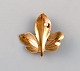 Skandinavisk guldsmed. Bladformet broche i 14 karat guld prydet med kulturperle. 
Midt 1900-tallet.
