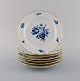 Syv antikke Meissen tallerkener i porcelæn med håndmalede blomster, insekter og 
guldkant. Tidligt 1900-tallet.
