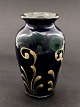 Keramik vase 
horn dekoreret 
H. 19,5 cm. 
emne nr. 460552