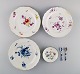 Antik Meissen skål, tre tallerkener og to skeer i håndmalet porcelæn. 
1800-tallet.
