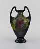 Regina, 
Holland. Antik 
art nouveau 
vase i glaseret 
keramik med 
håndmalede 
blomster og 
bladværk. ...