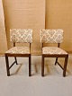 2 stole i 
birketræ fra 
1950erne.
Hæjde 86cm 
Sædehøjde 47cm